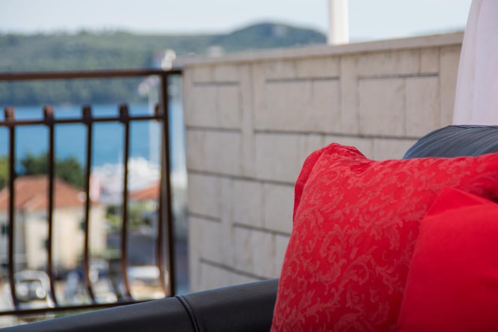 Apartments Barba Трогир Екстериор снимка