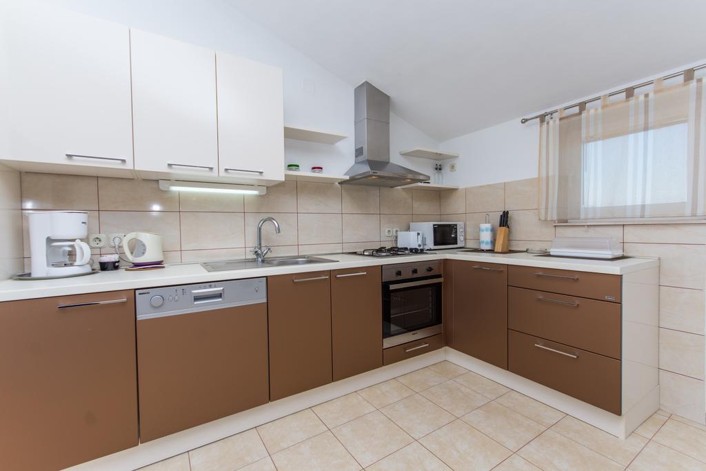 Apartments Barba Трогир Екстериор снимка